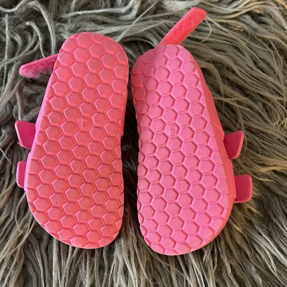 Girl’s 6 Neon Pink Crocs Top Buckle Strap/Velcro Ankle Closure Swim Poll Vaca